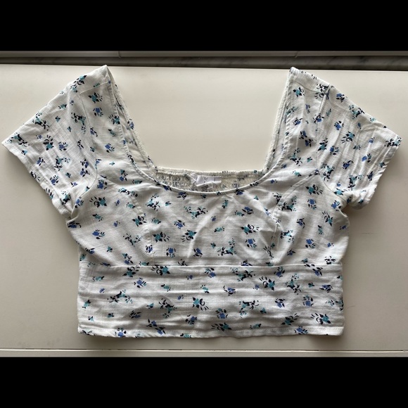 Ivy + Main floral crop top size small - Picture 2 of 4